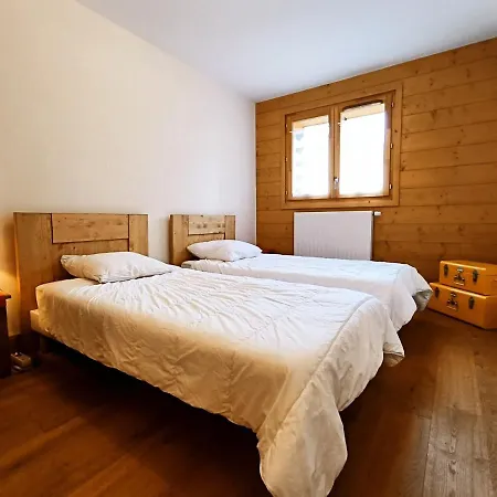 Cosy Avec Terrasse Et Parking Prive, Centre Village A 2 Pas Et Arret Ski-bus Proche - Fr-1-624-114 Apartment