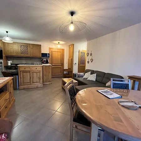 Cosy Avec Terrasse Et Parking Prive, Centre Village A 2 Pas Et Arret Ski-bus Proche - Fr-1-624-114 *
